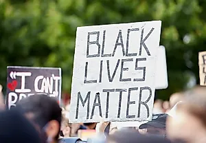 Как поддержка Black Lives Matter влияет на психику молодых афроамериканцев