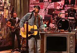 Морган Уоллен выбежал со сцены SNL, а в ответ - мем о пончиках!