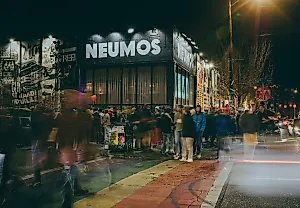 Как клуб Neumos выжил: фанаты, пандемия и миллионы под стеной