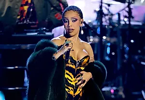 Doja Cat подарила цветок поклоннику, создавшему танец для её хита