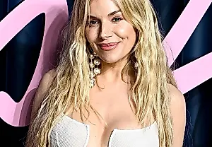 Сиенна Миллер нарушила модное затишье на Fashion Awards