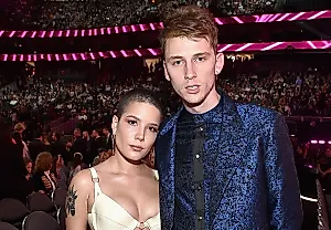 MGK устроил бурю эмоций на сцене, пригласив больную Хэлси для дуэта