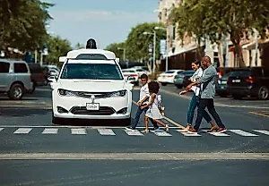 Waymo снова "отзывают" роботакси из-за школьных автобусов