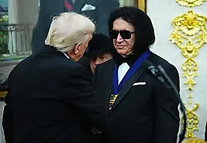 Трамп вручает медали Kennedy Center новым любимцам шоу-бизнеса