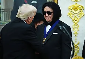 Трамп вручает медали KISS, Сталлоне и Глории Гейнор: шоу в Овальном кабинете