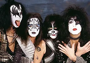Грубое слово, горькая извинение: как Gene Simmons оскорбил память Ace Frehley
