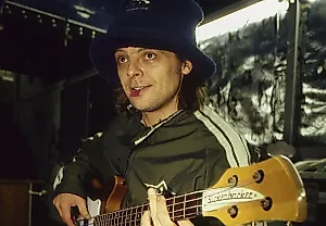 Stone Roses и Primal Scream прощаются с Мани: похороны легенды Манчестера