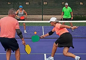 Пожилые и pickleball: почему ракетка веселее психотерапии