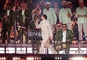 Bad Bunny падает на концерте, но публика не подводит