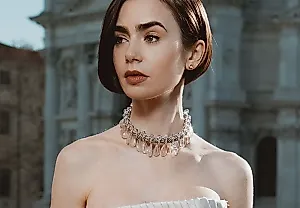 Лили Коллинз поразила Венецией в роскошном платье Schiaparelli