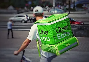 Uber и DoorDash подают в суд на Нью-Йорк из-за закона о чаевых для курьеров