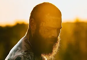 Post Malone снова на плаву: анонс двух альбомов и эпичные падения в прямом эфире