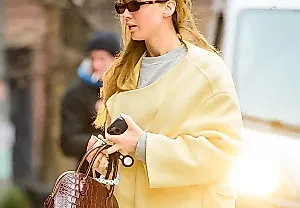 Дорогой уют: Дженнифер Лоуренс вернула моду на Ugg и леггинсы