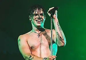 Yungblud выпускает более циничную вторую часть 'IDOLS'