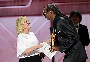 Snoop Dogg вручает Эми Полер первую премию за подкаст на "Золотом глобусе 2026"