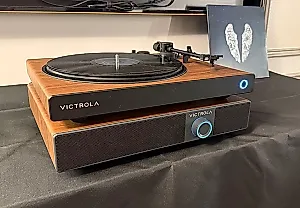 Victrola вывела винил на новый уровень — колонка-«подставка» для проигрывателей