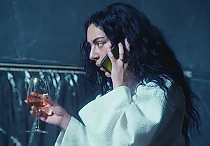 Charli XCX выпускает «The Moment» – дату релиза фильма объявили