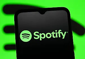 Spotify лихорадит от ИИ-хитов