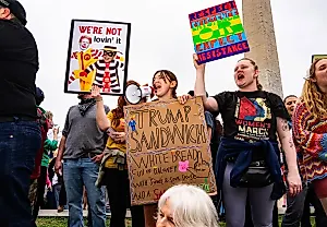 Протесты «Руки прочь» против Трампа и Маска: демократические ценности под угрозой