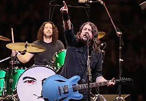 Foo Fighters закатили благотворительный концерт на день рождения Дэйва Грола