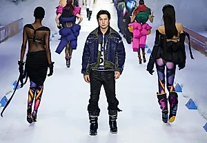 Звезда Heated Rivalry вышел на подиум Dsquared2 под AI-ремикс Carly Simon