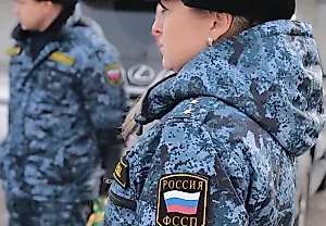 Приставы вскрыли дверь квартиры Ларисы Долиной