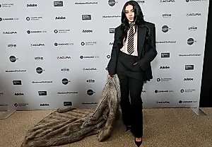 «The Moment»: Как Charli XCX решила сменить амплуа?