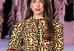 Дуа Липа выбрала огненный образ на показе Chanel haute couture