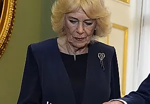 Королева Камилла и бриллиантовая брошь Виктории: символическое возвращение