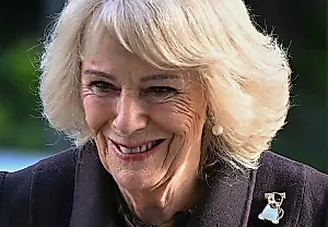 Королева Камилла и щенячий брош
