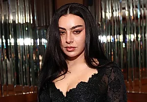 Хоррор-дуэт: Charli XCX и Milly Alcock