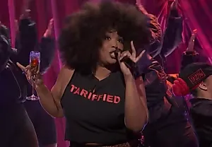 Лиззо и её ироничная футболка ‘TARIFFIED’ на SNL