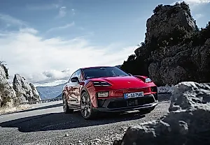 Самый резвый Porsche Macan и его хитрые парковочные трюки