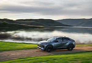 Toyota C-HR: электрический хэтчбек за $38 тысяч — это много или мало?