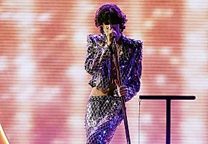 Sombr выходит на сцену BRITS 2026
