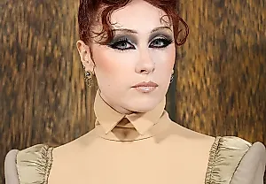 Chappell Roan меняет образ на показе Mugler