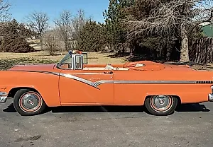 Выживший кабриолет Ford 1956