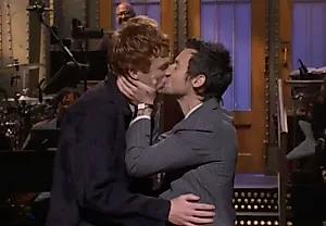 Гарри Стайлс на SNL: поцелуй и троллинг