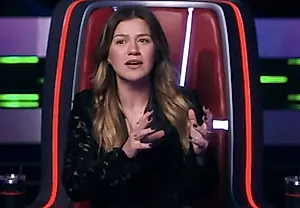 Келли Кларксон перехватила певицу в The Voice