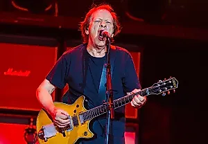 Гитарист AC/DC в больнице