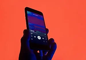Spotify против ИИ-музыки