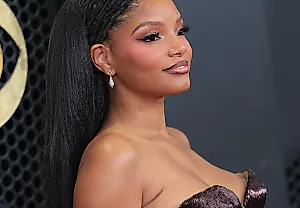 Романический маникюр Halle Bailey