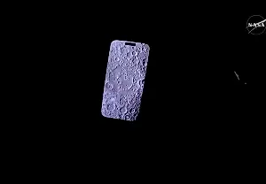 iPhone против Луны