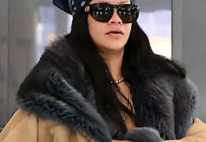 Рианна и сумка Dior на взлёте