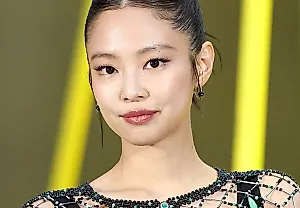Полосатый маникюр Jennie стал хитом Coachella