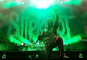Когда Slipknot смотрят в окно