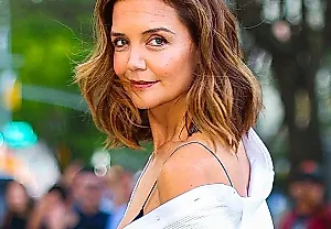 Katie Holmes и новая мода на белую рубашку