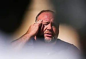 The Onion захватывает Infowars