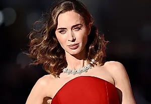 Маникюр Emily Blunt: мягкий блеск и красный акцент