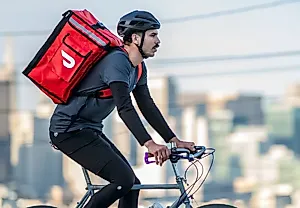 Кулинарная битва: DoorDash против Uber и их безумные обвинения